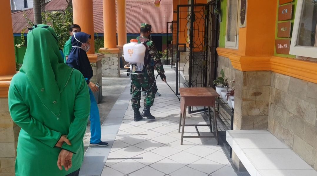 Babinsa Kodim 0301/PBR Terus Lakukan Penyemprotan Disinfektan di Kelurahan Air Dingin