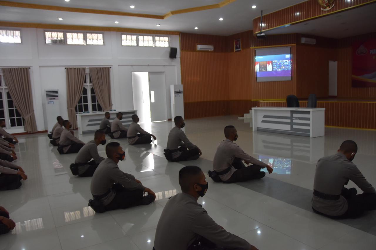 Satuan Brimob Polda Riau Mengikuti Pray From Home