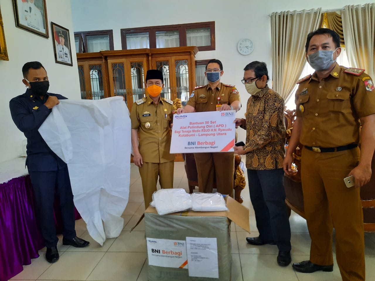 Pemkab Lampura Terima Bantuan APD m Melalui PT Bank BNI Cabang Kotabumi 