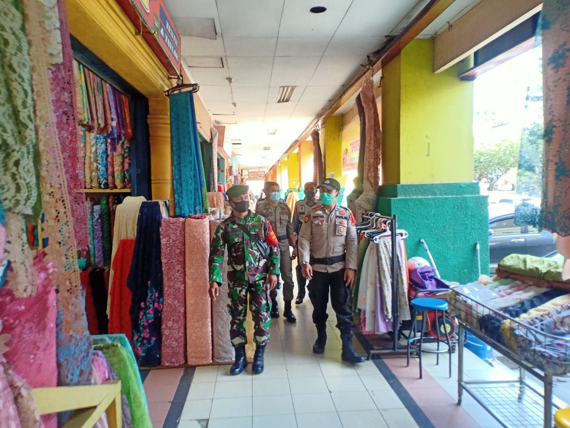 Babinsa Kodim 0301/PBR Laksanakan Patroli Gabungan Penegakan Disiplin Prokes di STC