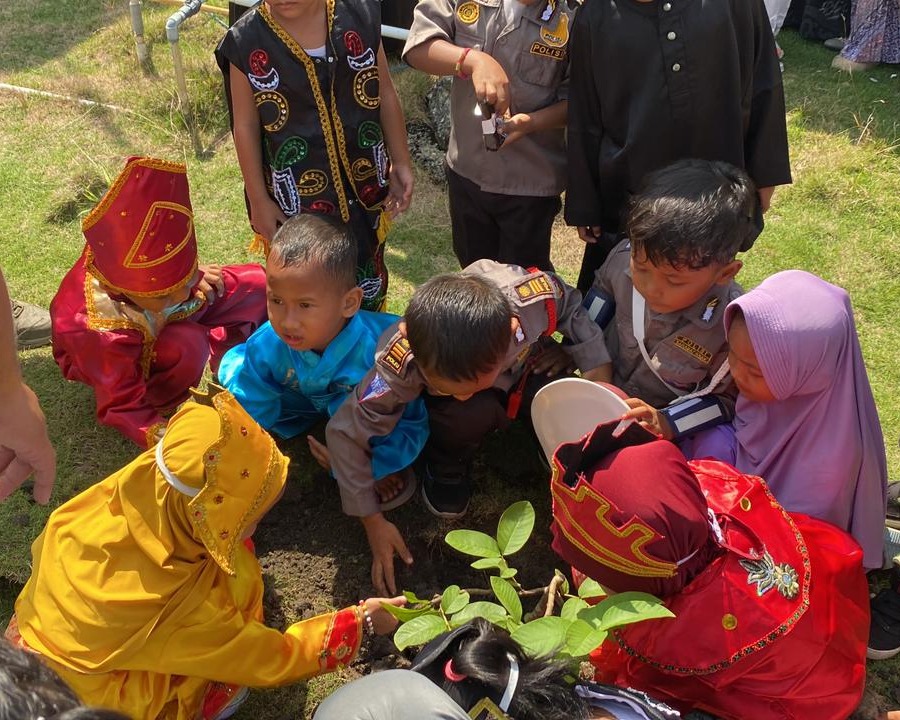 Satuan Intelkam Polres Siak Tanamkan Nilai Cinta Lingkungan Sejak Dini Lewat Program Green Policing di TK Pertiwi Suka Mulya