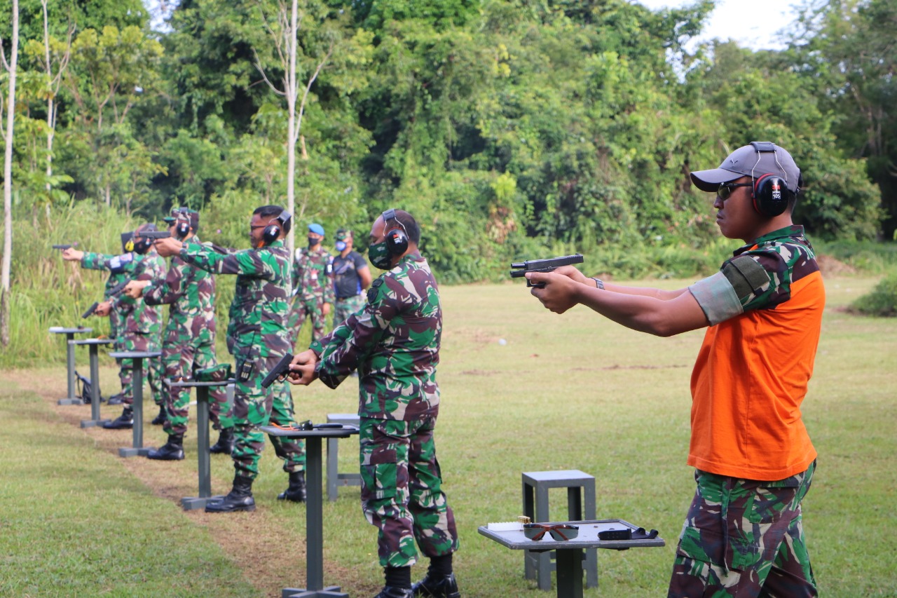 Perwira Lanud RSN Asah Kemahiran Menembak
