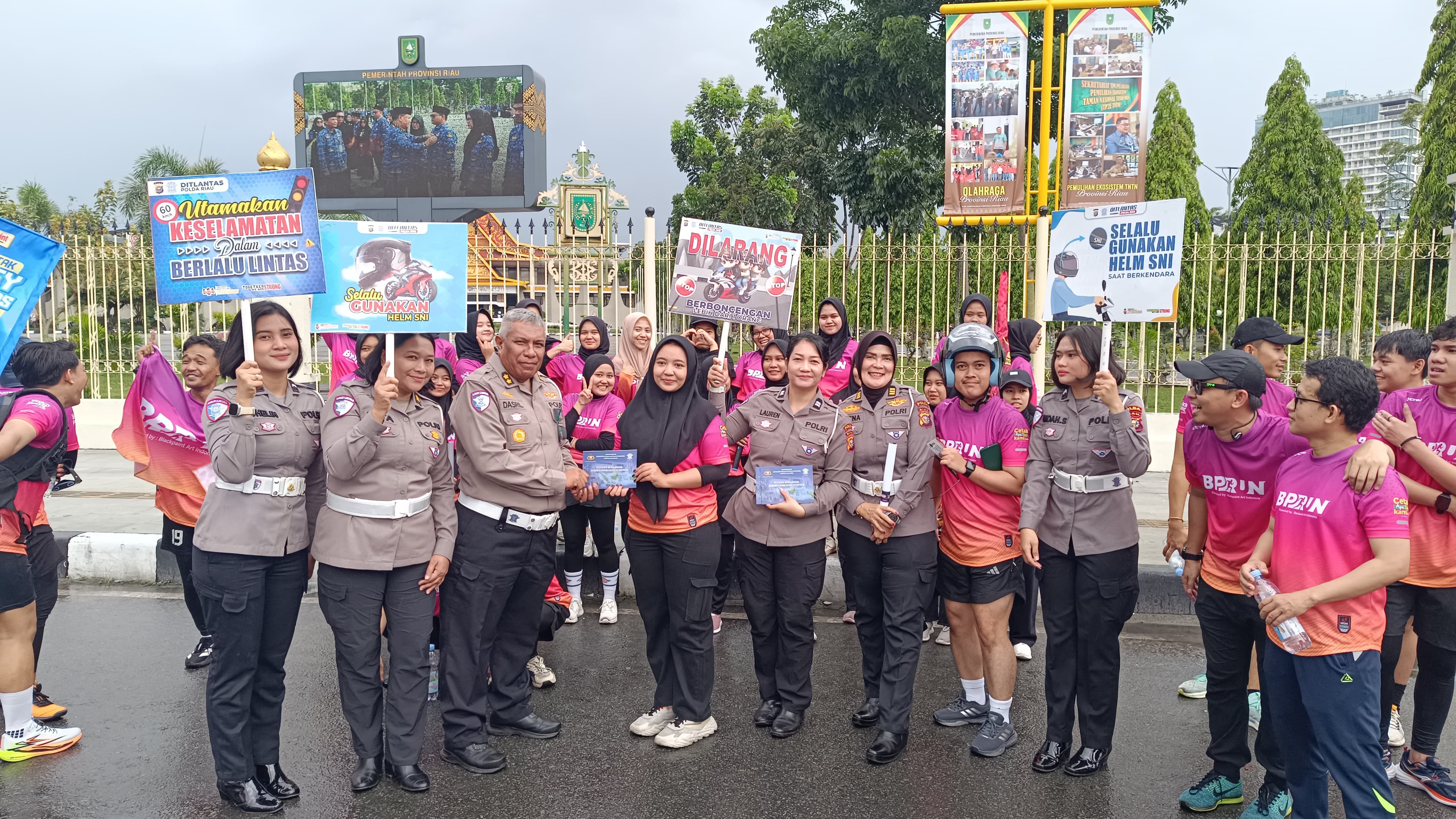 Polantas Menyapa Warnai Kampanye Keselamatan Dan Green Policing Dukung Operasi Lilin Lancang Kuning 2025 di CFD Pekanbaru