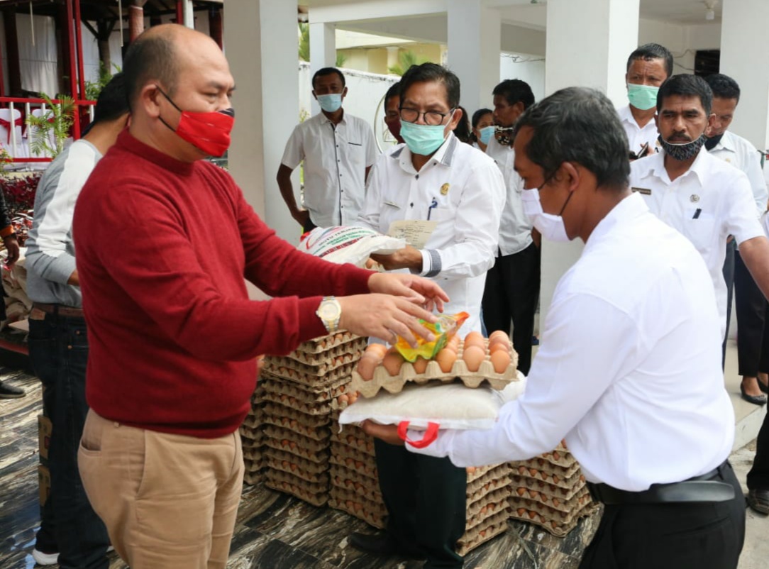 Berikan Bantuan Bahan Pangan Kepada 4.546 Tenaga Honorer Se-Kabupaten, Bupati Taput Nikson Nababan Berharap Agar Turut Berperan Aktif dan Perduli Penanganan Penyebaran Covid-19