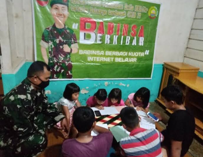 Babinsa Kodim 0301/PBR Laksanakan Program Gerakan Peduli Pendidikan Melalui Program Babinsa Berkibar Bagi Warga Kurang Mampu Ditengah Pandemi Covid-19