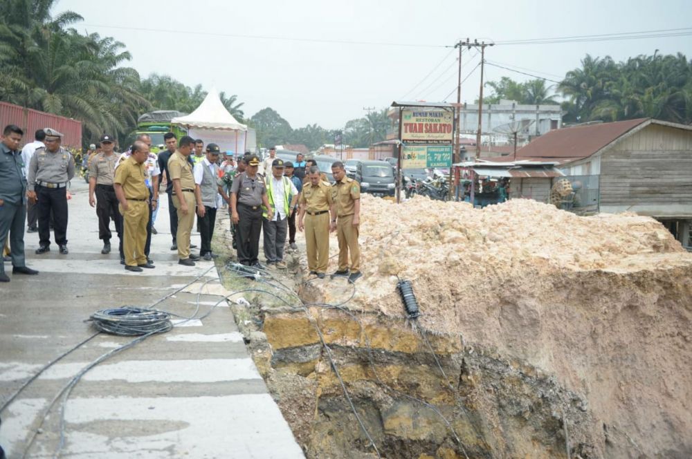 Gubri Meninjau Langsung Jalan Nasional Pekanbaru - Duri KM 70 Yang Longsor Di Kandis