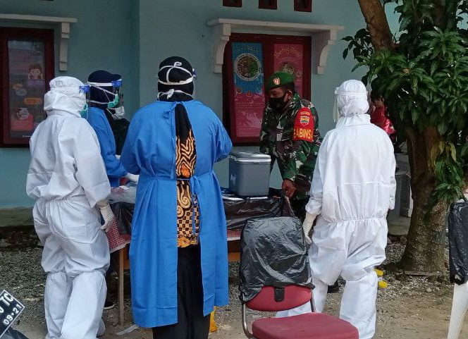 Personil Babinsa Kodim 0301/PBR Lakukan Peninjauan Pelaksanaan Vaksinasi di Puskesmas Tenayan Raya