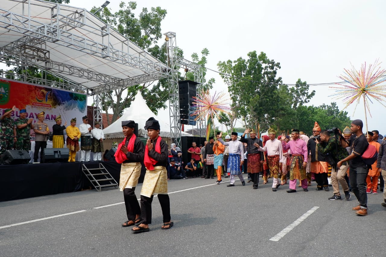 Pemprov Riau Gelar Pawai Karnaval Kebudayaan Dalam Rangka Memperingati Hari Sumpah Pemuda