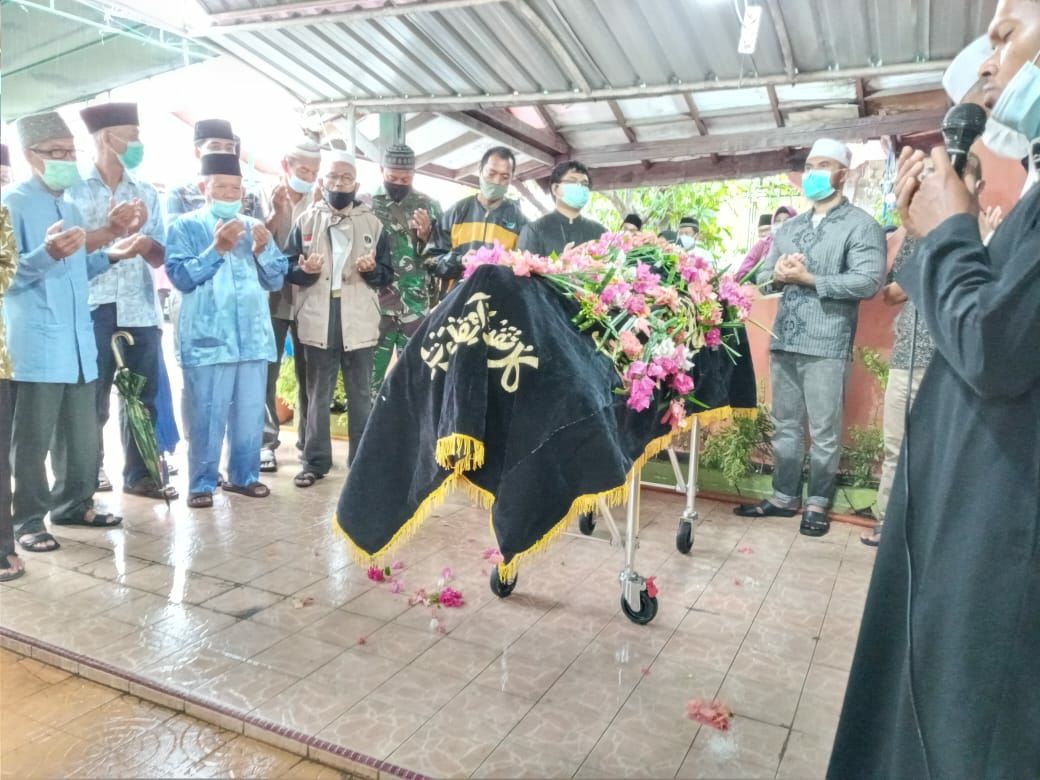 Turut Belasungkawa, Babinsa Kodim 0301/PBR Melayat Kerumah Duka Tokoh Masyarakat Di Kelurahan Sidomulyo Timur