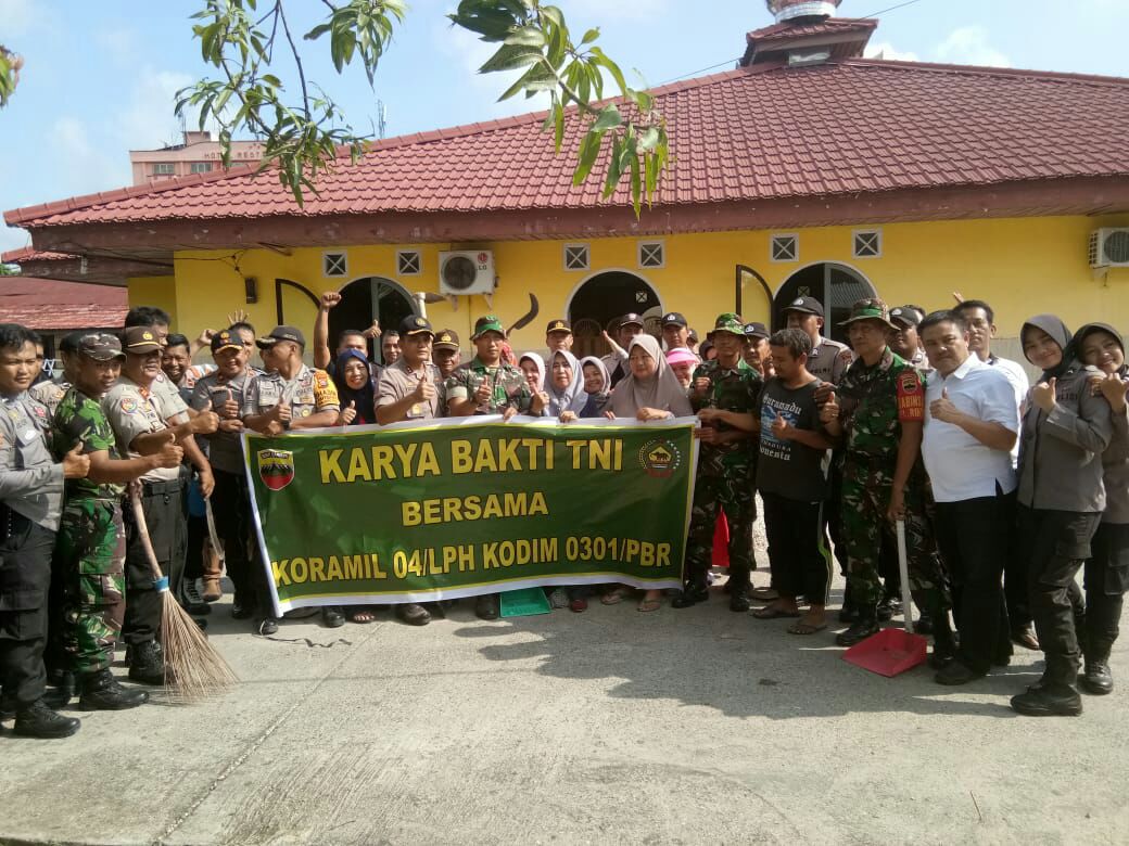Babinsa Kodim 0301/Pekanbaru Bersama Polri dan Warga Melaksanakan Karya Bakti Membersihkan Mushallah Al Falah