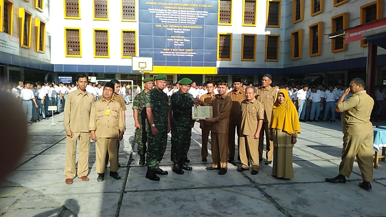 Bina Pelajar di SMK Mutu Pekanbaru, Babinsa Kodim 0301/Pekanbaru Menerima Penghargaan