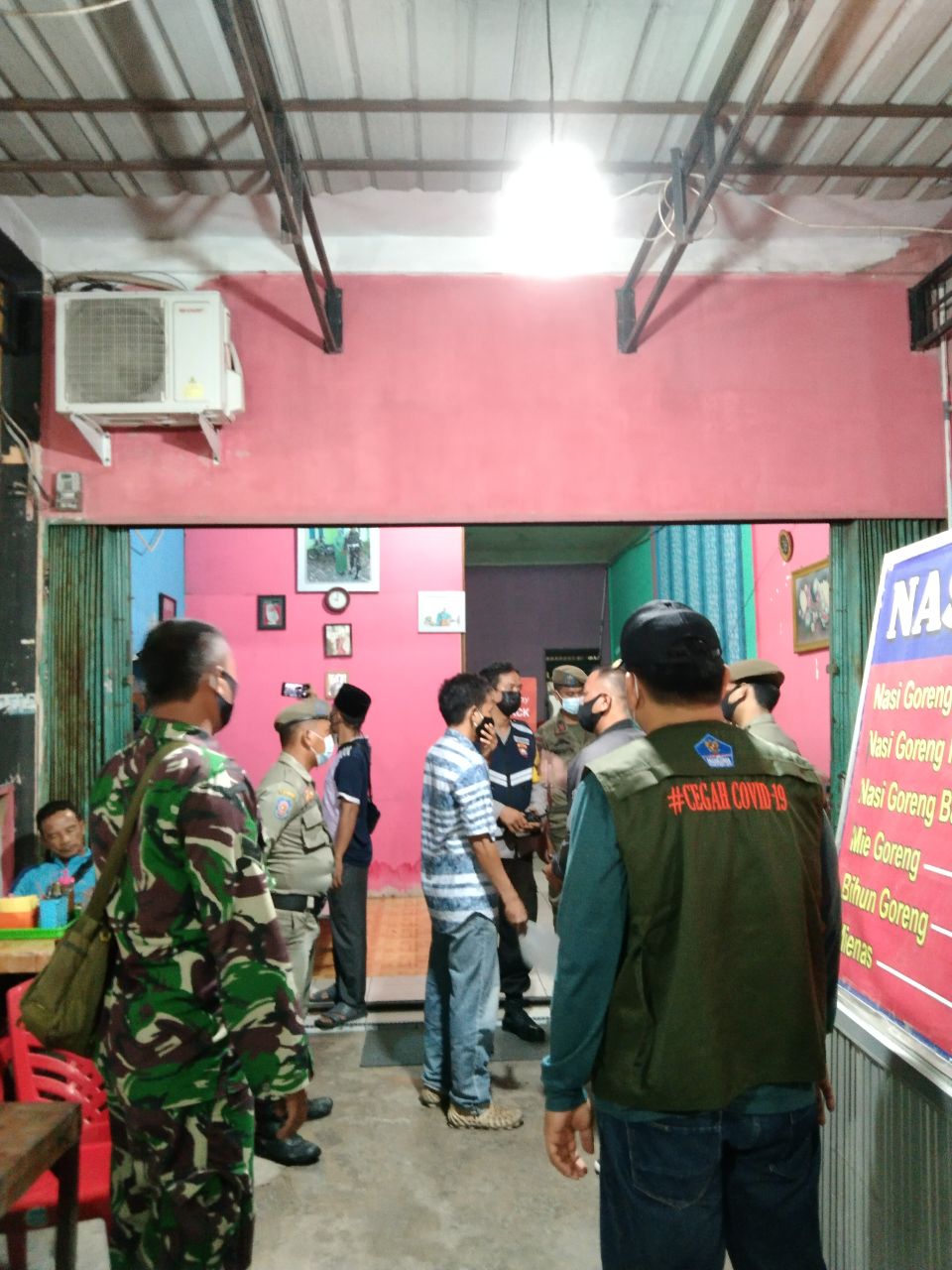 Personil Kodim 0301/PBR Bersama Polri dan Satpol PP Pekanbaru Gelar Patroli Prokes dan Sosialisasikan PPKM di Kelurahan Sidomulyo Timur