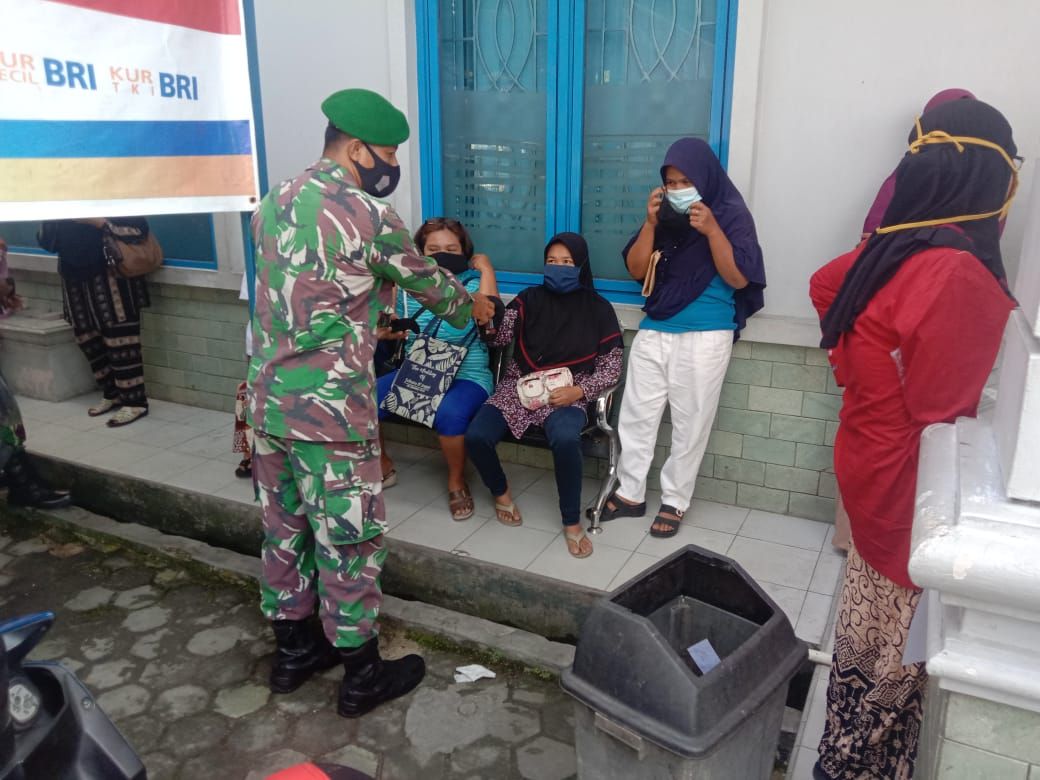 Personil Babinsa Kodim 0301/PBR Lakukan Penegakan Prokes dan Bagikan Masker Kepada Warga Kelurahan Limbungan Baru