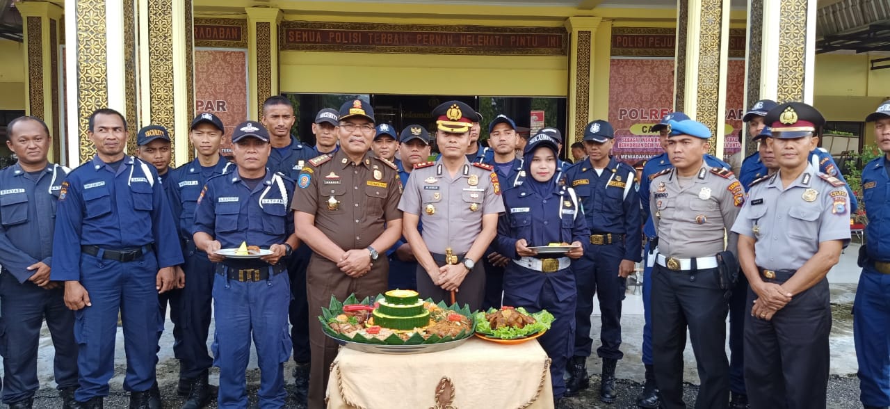 Kapolres Kampar Bacakan Amanat Kapolri Pada HUT Satpam Ke 39 di Lapangan Upacara Mapolres Kampar