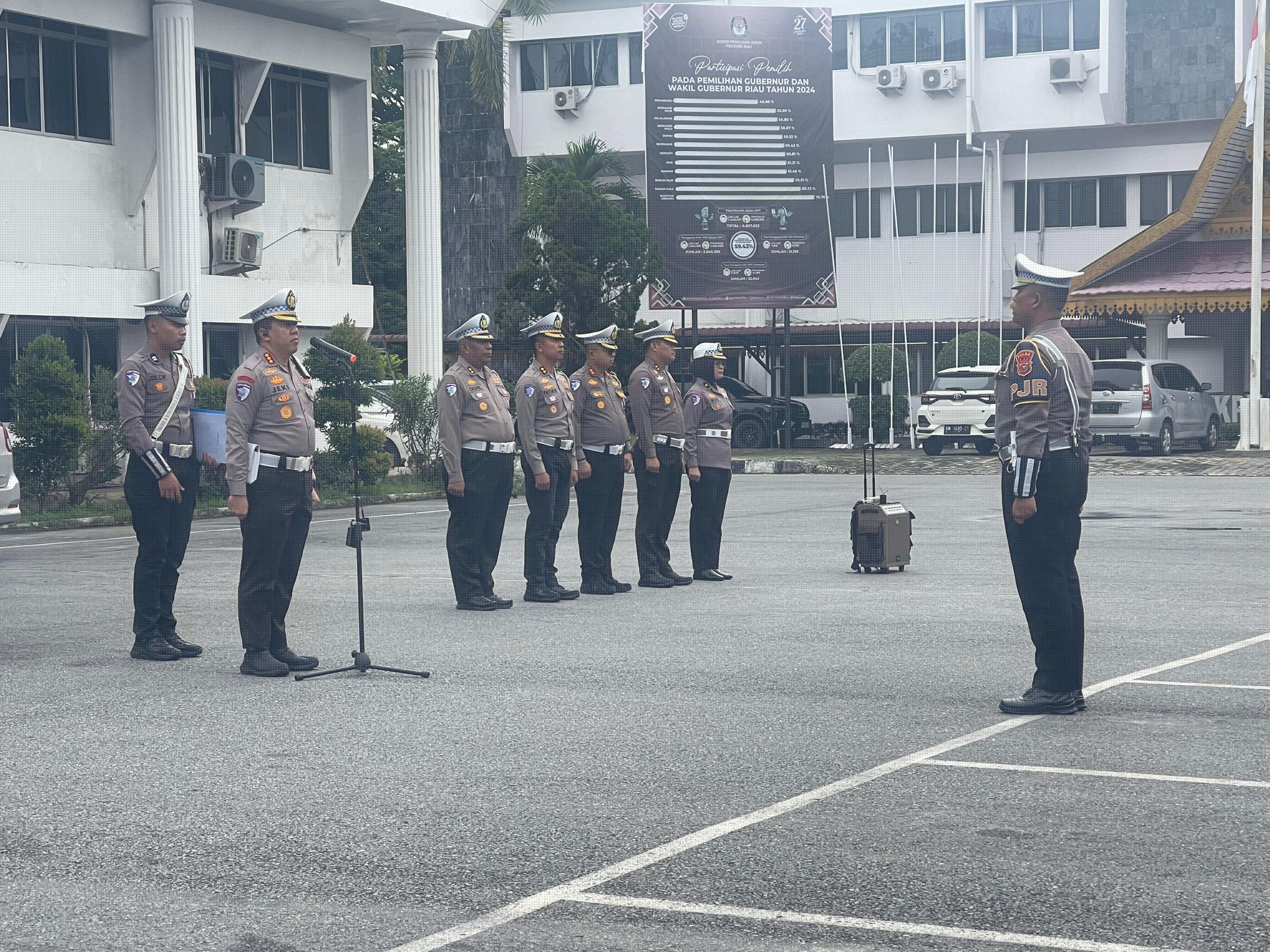 Dirlantas Polda Riau Pimpin Apel Pagi Dan Berikan Penghargaan Kepada Personel Berprestasi
