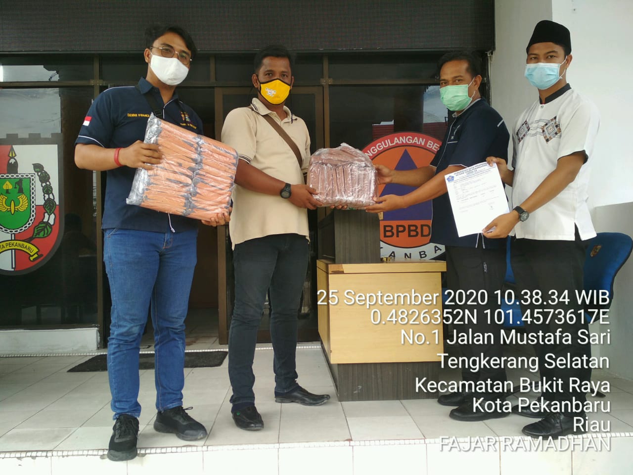 BPBD Kota Pekanbaru Serahkan Bantuan 400 Masker Kepada IWO Provinsi Riau
