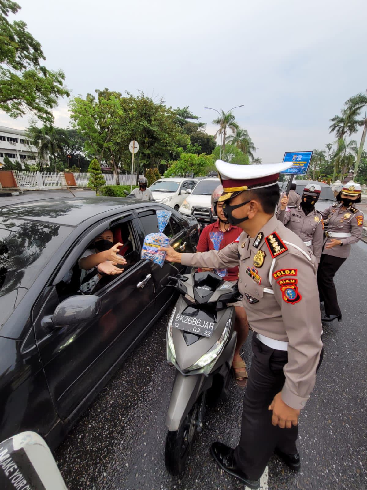 Bagi Takjil Kepada Pengguna Jalan, Dirlantas Polda Riau: Kita Menghimbau Masyarakat Tertib Berlalu Lintas