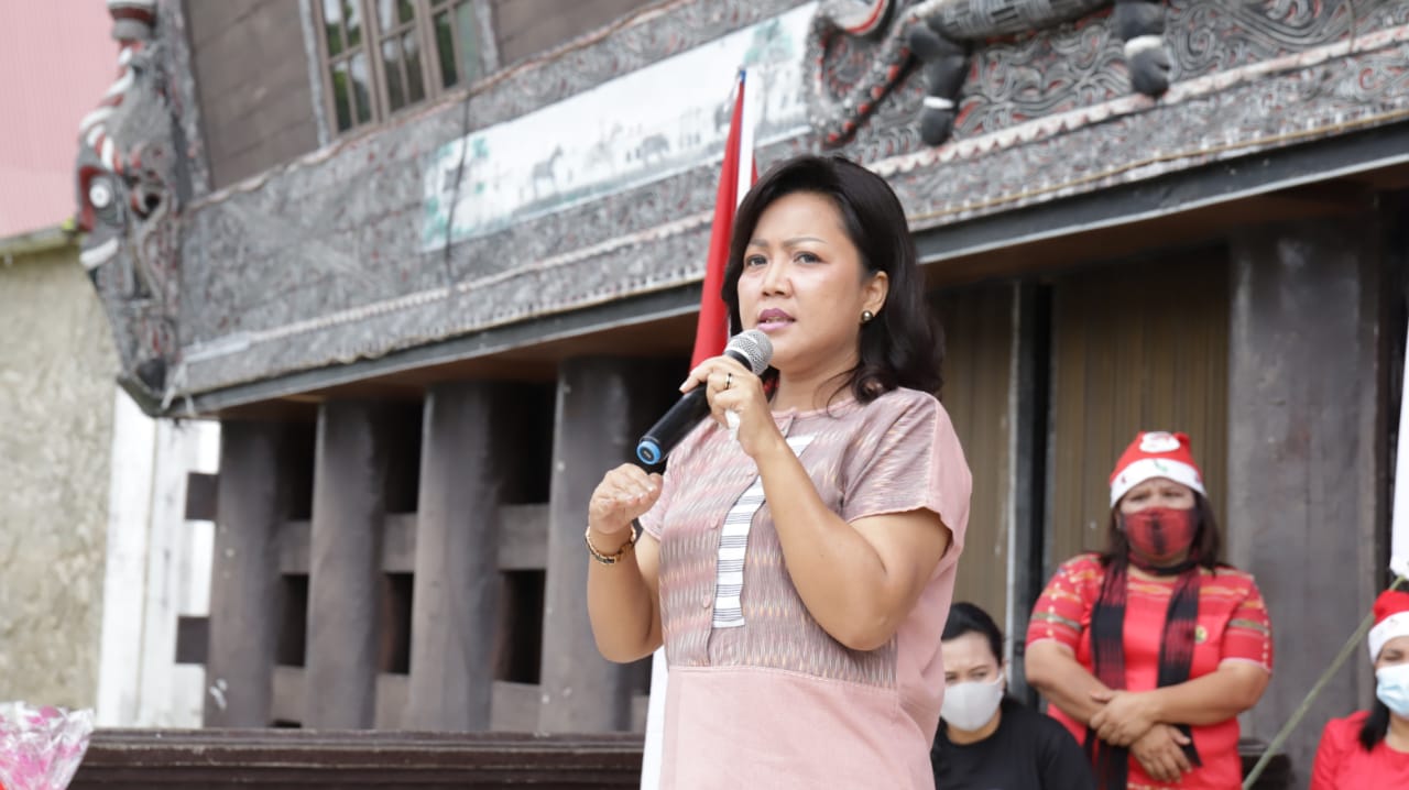 Ketua Dekranasda Taput Membuka Pelaksanaan Bazar Pasar Murah Asosiasi UMKM di Depan Gedung Kesenian Sopo Partungkoan