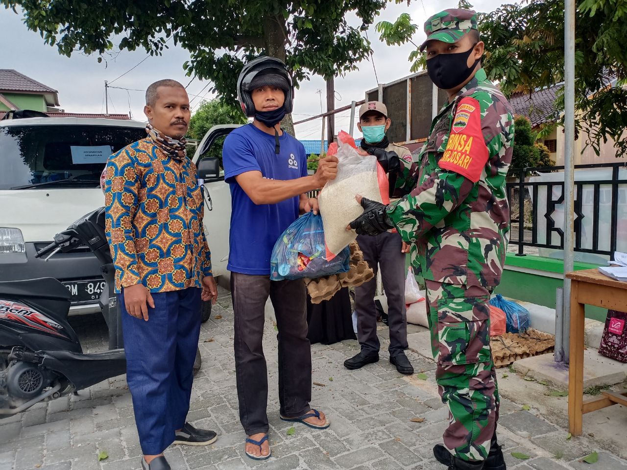 Babinsa Kodim 0301/Pekanbaru Salurkan 117 Paket Sembako Dari Pemko di Kelurahan Harjosari