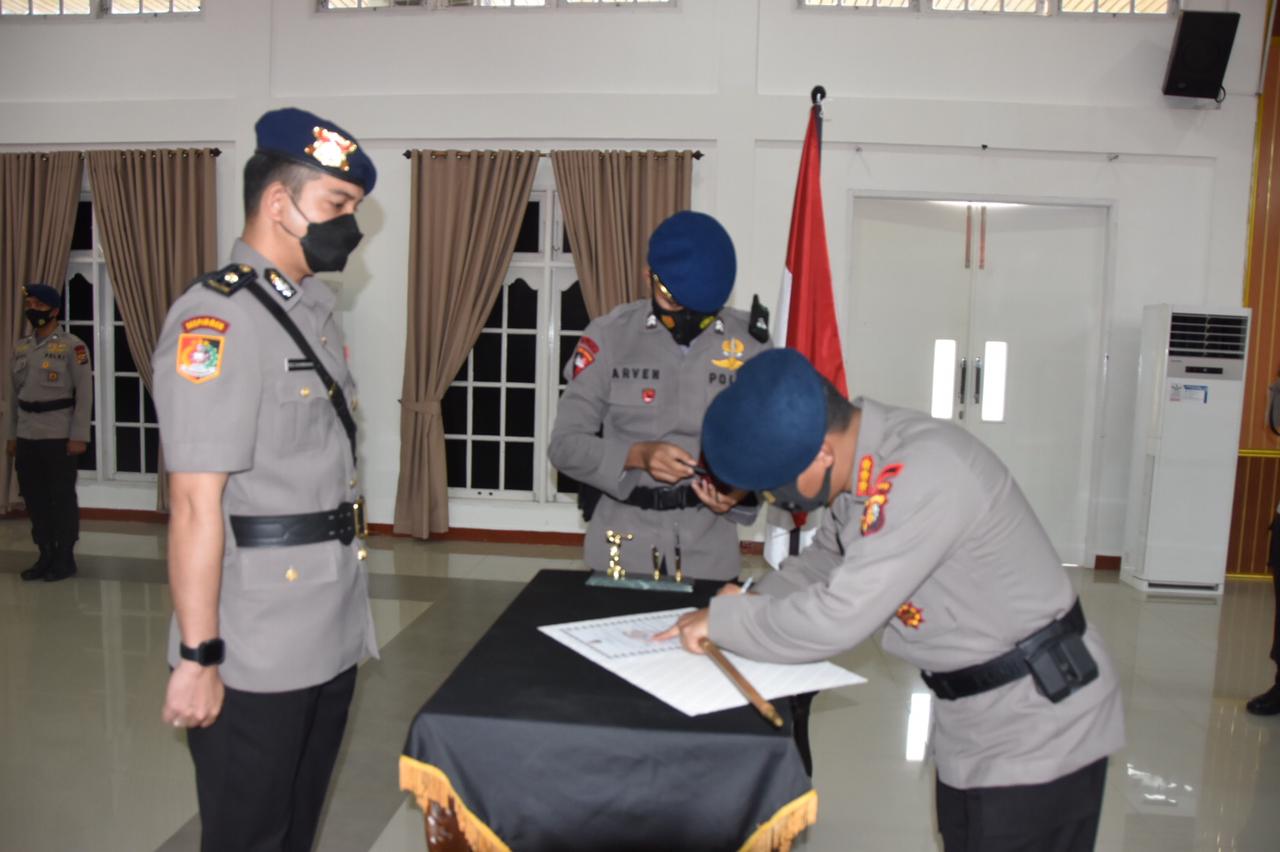 Upacara Penyerahan Jabatan Danyon A Pelopor Kepada Dansat Brimob Polda Riau