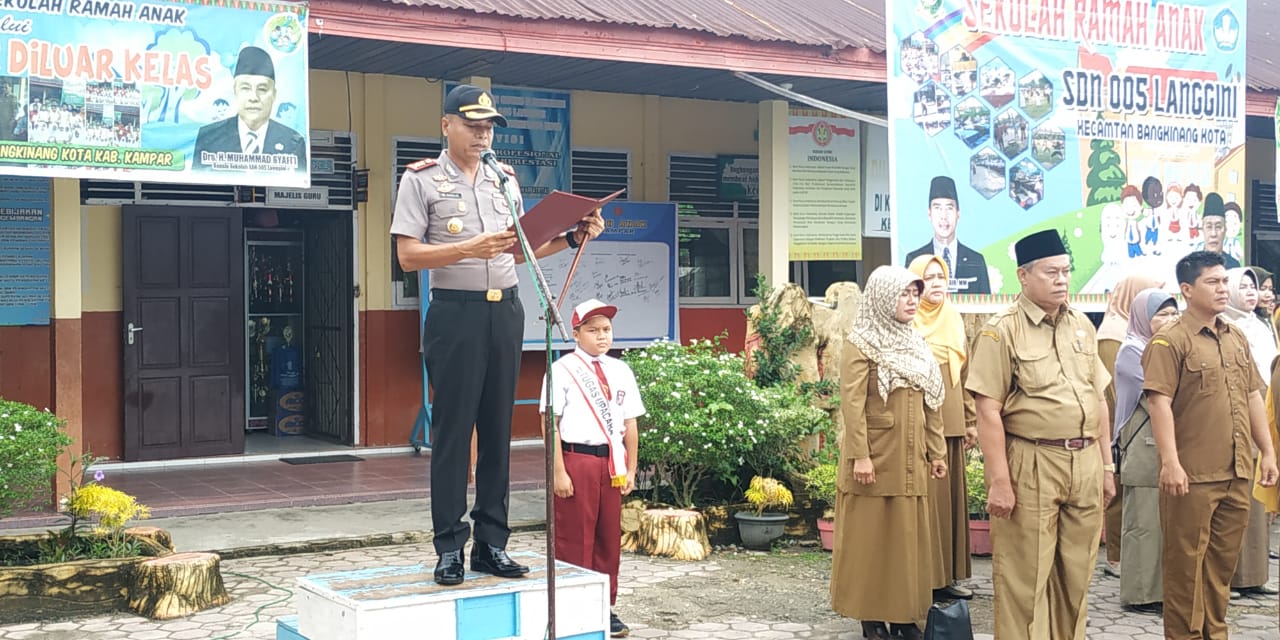 Kapolres Kampar dan Kasat Lantas Datangi Sekolah, Berikan Arahan Tentang Disiplin dan Masalah Kebersihan