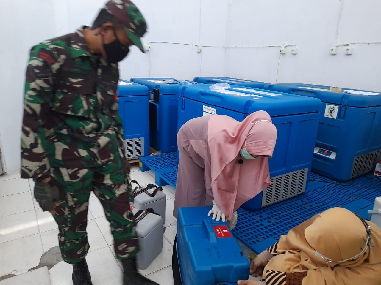 Babinsa Kodim 0301/PBR Kawal Pengambilan Vaksin Covid-19 Yang Akan Di Distribusikan Ke Puskesmas