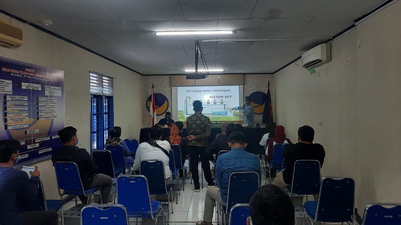 Owner Green House HydroFarm Melatih Kader NasDem Menanam Cara Hidroponik
