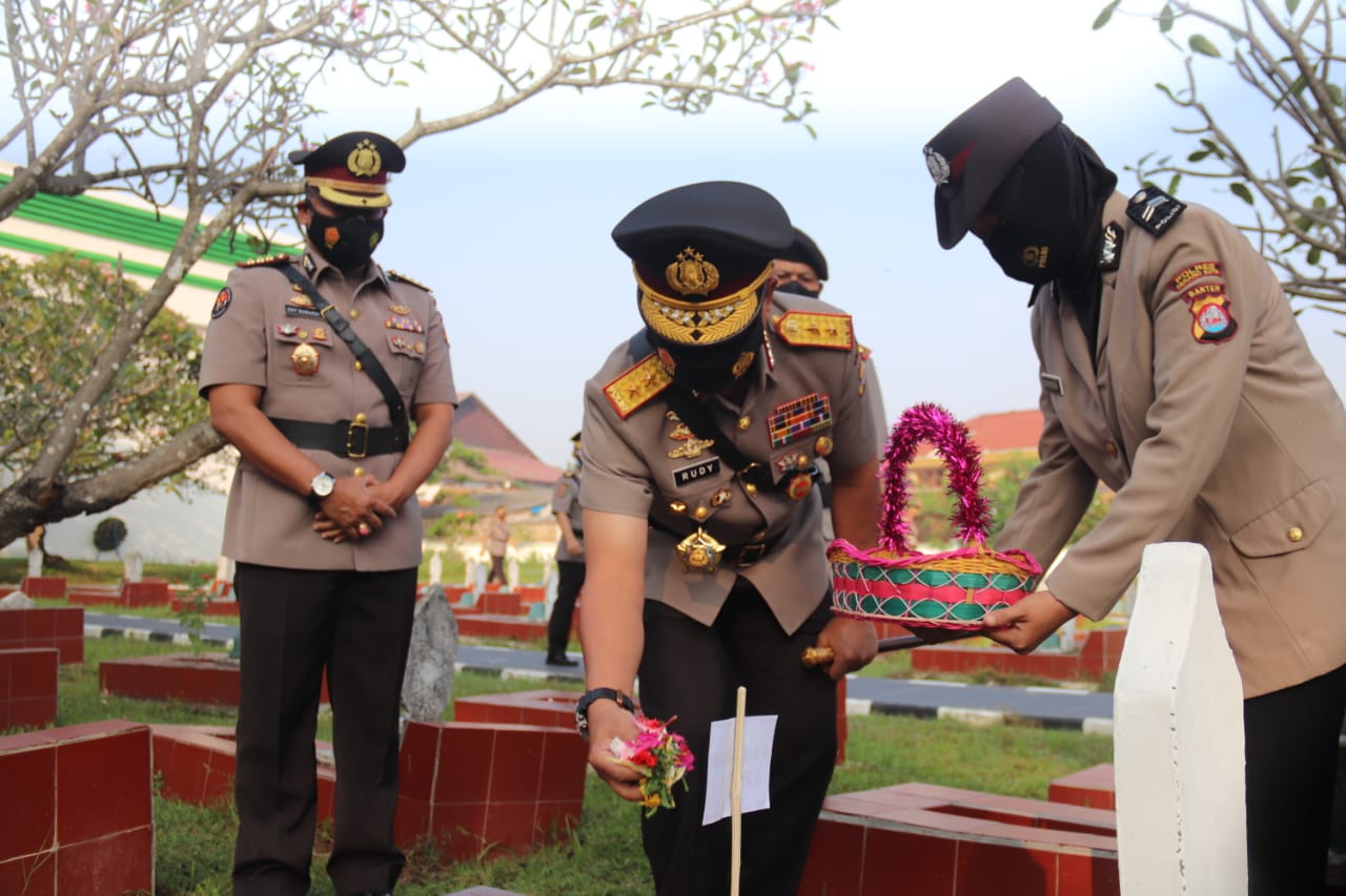 Peringati Hari Bhayangkara Ke-75, Polda Banten Laksanakan Ziarah dan Tabur Bunga