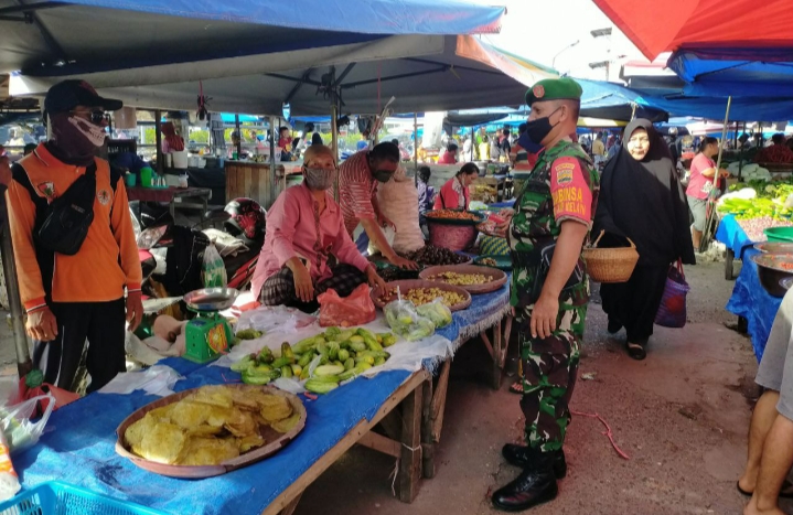 Pantau Pasar Tradisional, Babinsa Kodim 0301/PBR Laksanakan Kegiatan Pendisiplinan Prokes