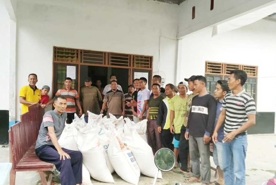 Ketua Presma STIE Inhu, Bersama Kades Pulau Sengkilo Serahkan Bantuan Beras Untuk Korban Banjir