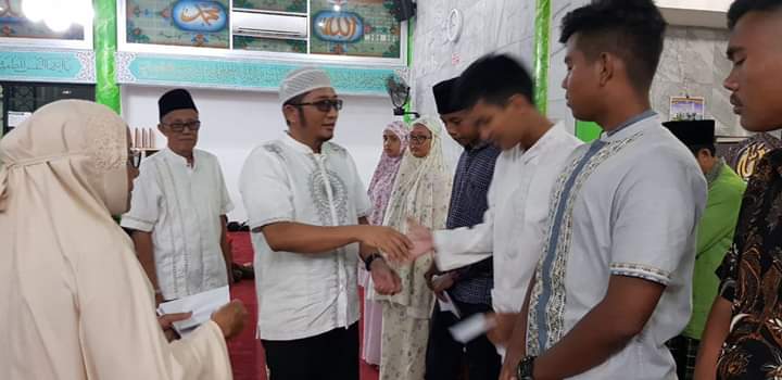 Wawako Hendri Septa Serahkan Beasiswa Bagi Anak Yatim dan Dhuafa 