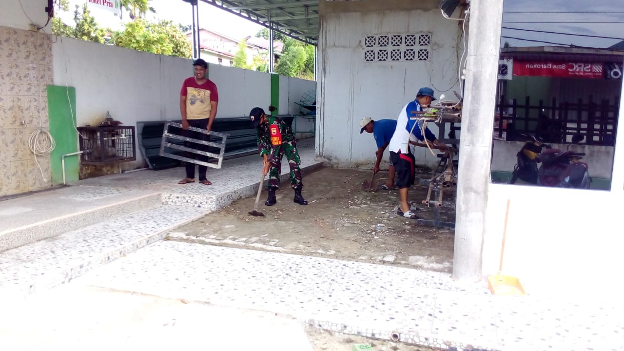 Sambut Bulan Suci Ramadhan 1442 H, Babinsa Kodim 0301/PBR Laksanakan Gotong Royong Bersihkan Masjid Bersama Masyarakat Kelurahan Tangkerang Timur