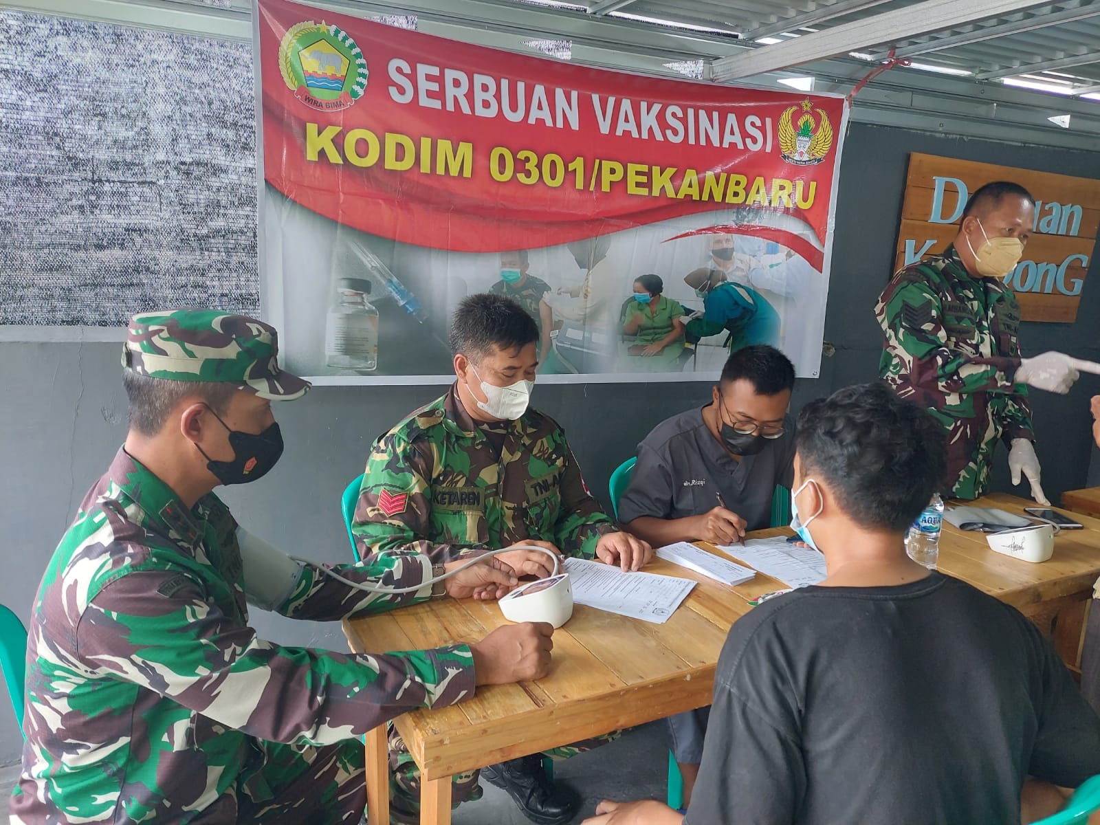 Dandim 0301/PBR Tinjau Langsung Pelaksanaan Serbuan Vaksinasi Kodim di Perum Beringin Indah