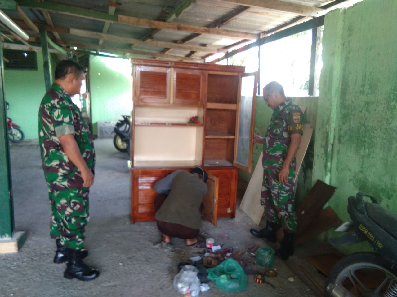 Personil Logistik Kodim 0301/Pekanbaru Melaksanakan Pengawasan Langsung Pemeliharaan Alsatri di Makodim