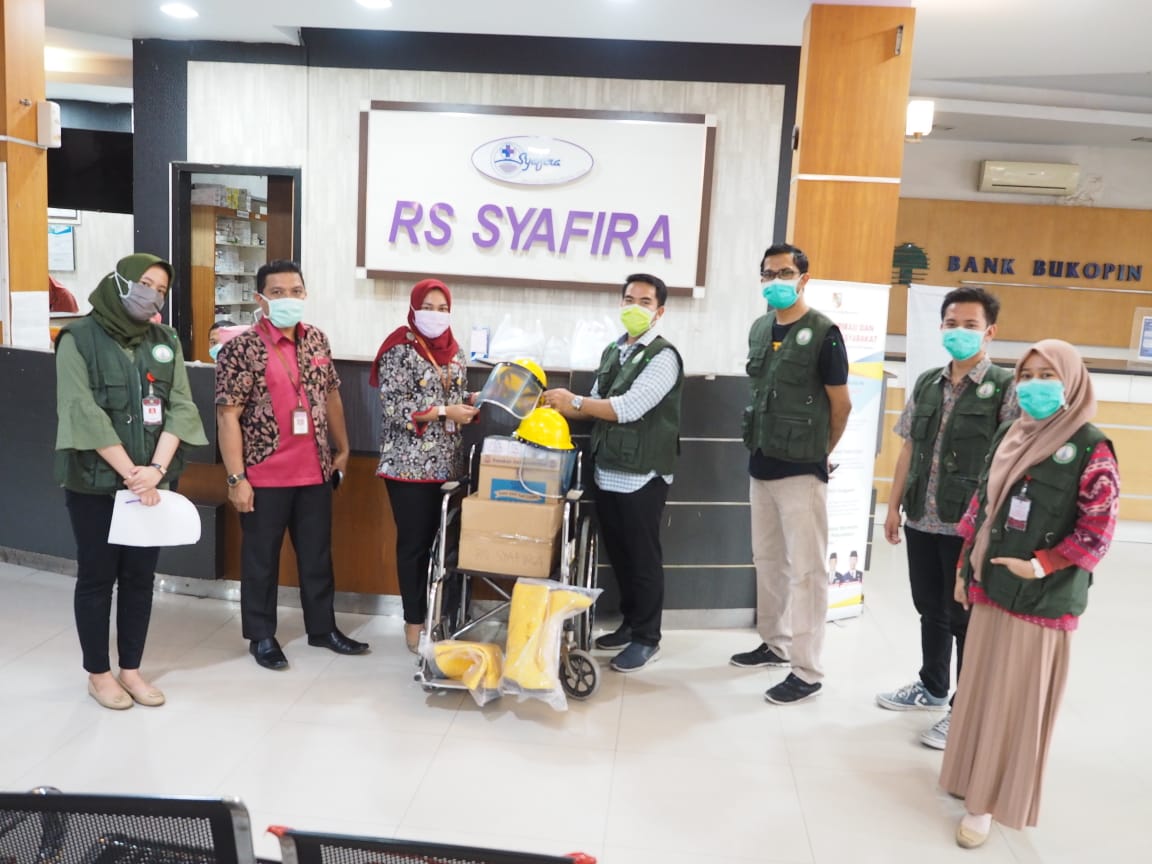 Direktur RS Syafira Terima Langsung Bantuan APD Bagi Tenaga Medis