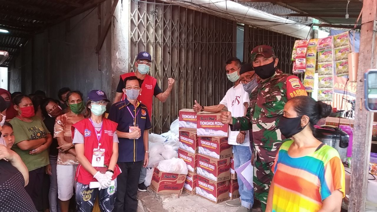 Peduli Dampak Covid-19, Babinsa Kodim 0301/Pekanbaru Bersama PSMTI Riau Menyerahkan Paket Sembako Kepada Warga