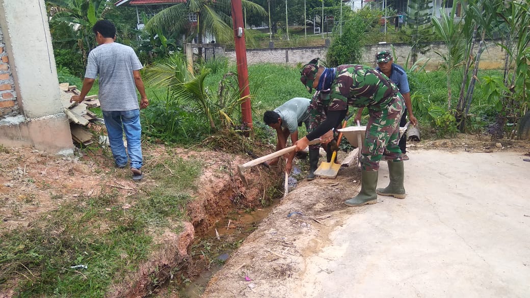 Kepedulian Anggota Babinsa Kodim 0301/Pekanbaru Pada Warga Rumbai Cegah DBD