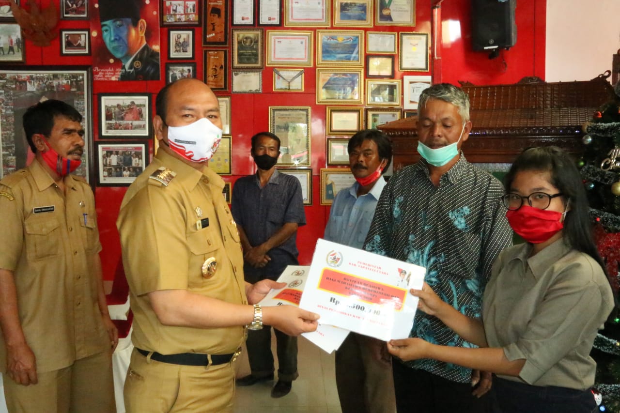 Bupati Taput Serahkan Beasiswa Bagi Mahasiswa Berprestasi Yang Kurang Mampu