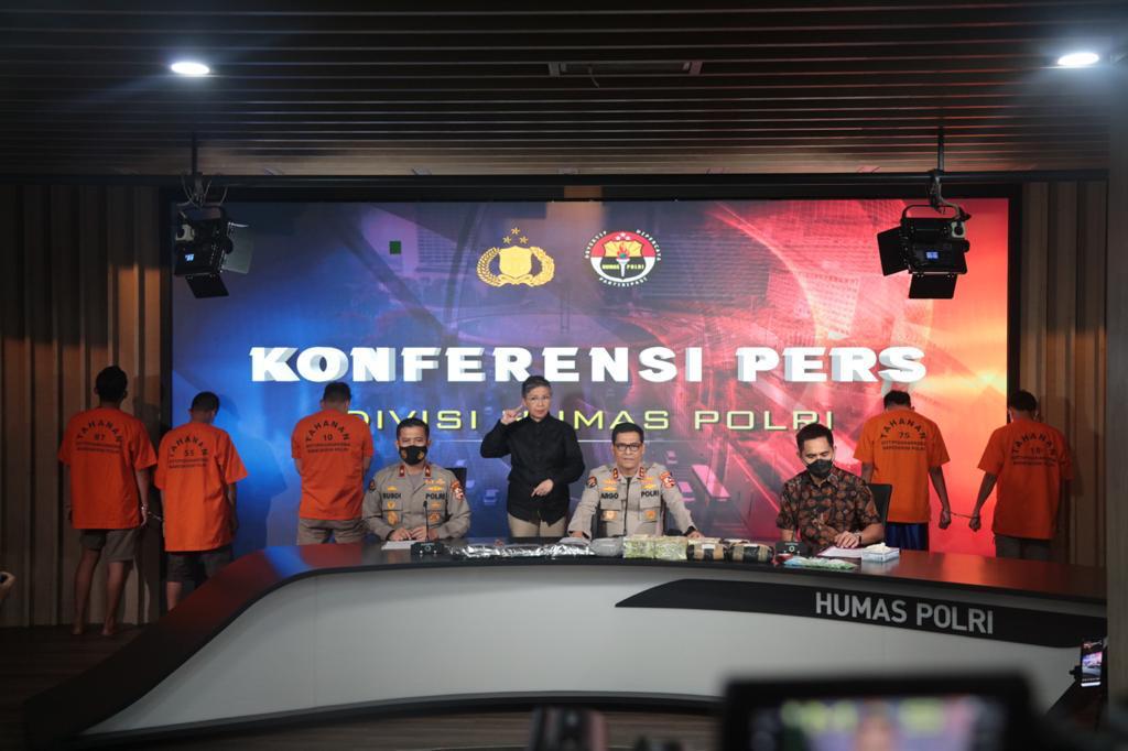 Gelar Konferensi Pers, Mabes Polri Hadirkan Juru Bicara Isyarat Untuk Kaum Difabel