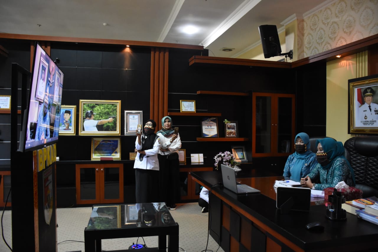 Ketua TP-PKK Kabupaten Tubaba Mengikuti Rapat Melalui Vidcon Dengan Ketua TP-PKK Provinsi Lampung