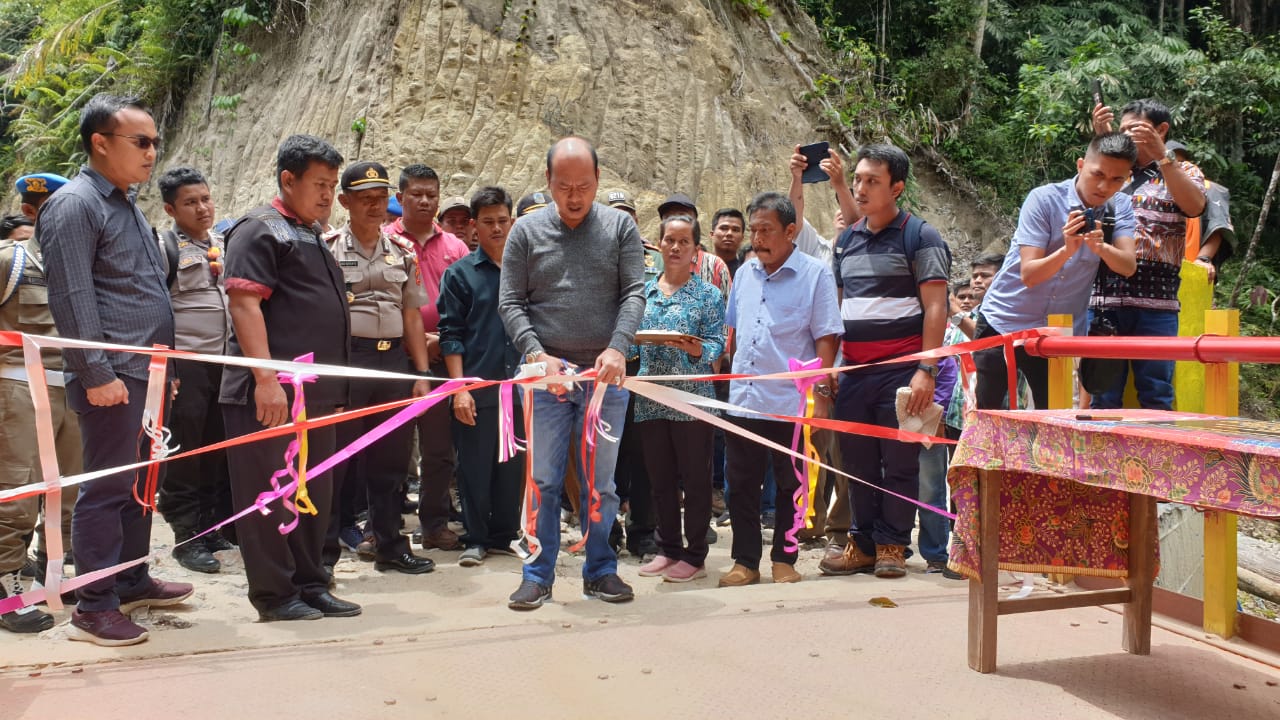 Resmikan Jembatan Aek Pangorian dan Listrik, Bupati Taput Susuri Beberapa Dusun di Gagora