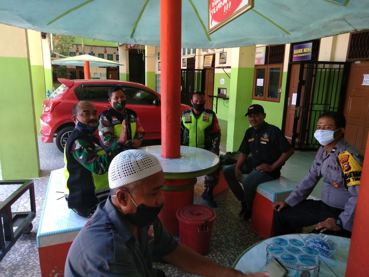 Babinsa Kodim 0301/PBR Bersama Bhabinkamtibmas Lakukan Komsos Sekaligus Pantau Penerimaan Siswa Baru Di SMK Perbankan