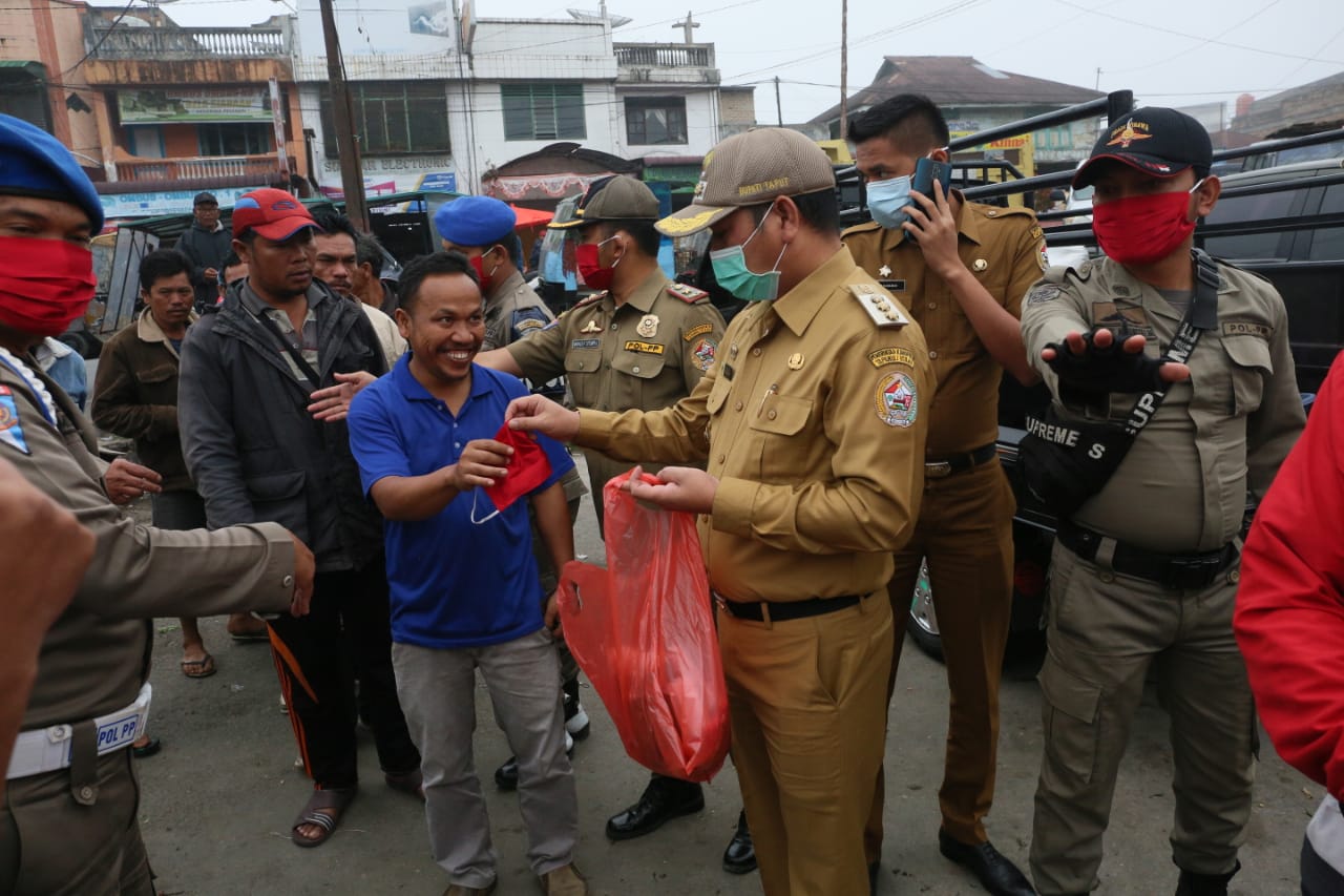 Bupati Taput Kembali Membagikan 3.000 Masker Kepada Masyarakat di Terminal Siborong - borong