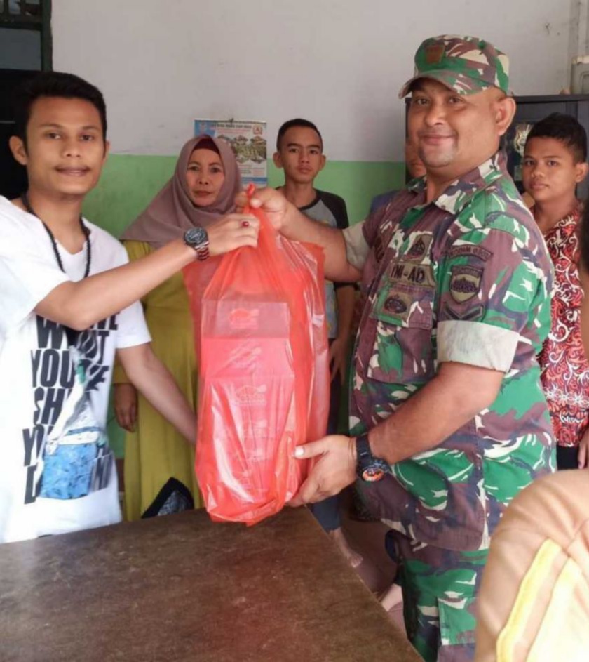 Babinsa Koramil 06/Sukajadi Kodim 0301/Pekanbaru Berbagi Nasi Kotak Ke Anak Yatim Panti Asuhan Al - Akbar