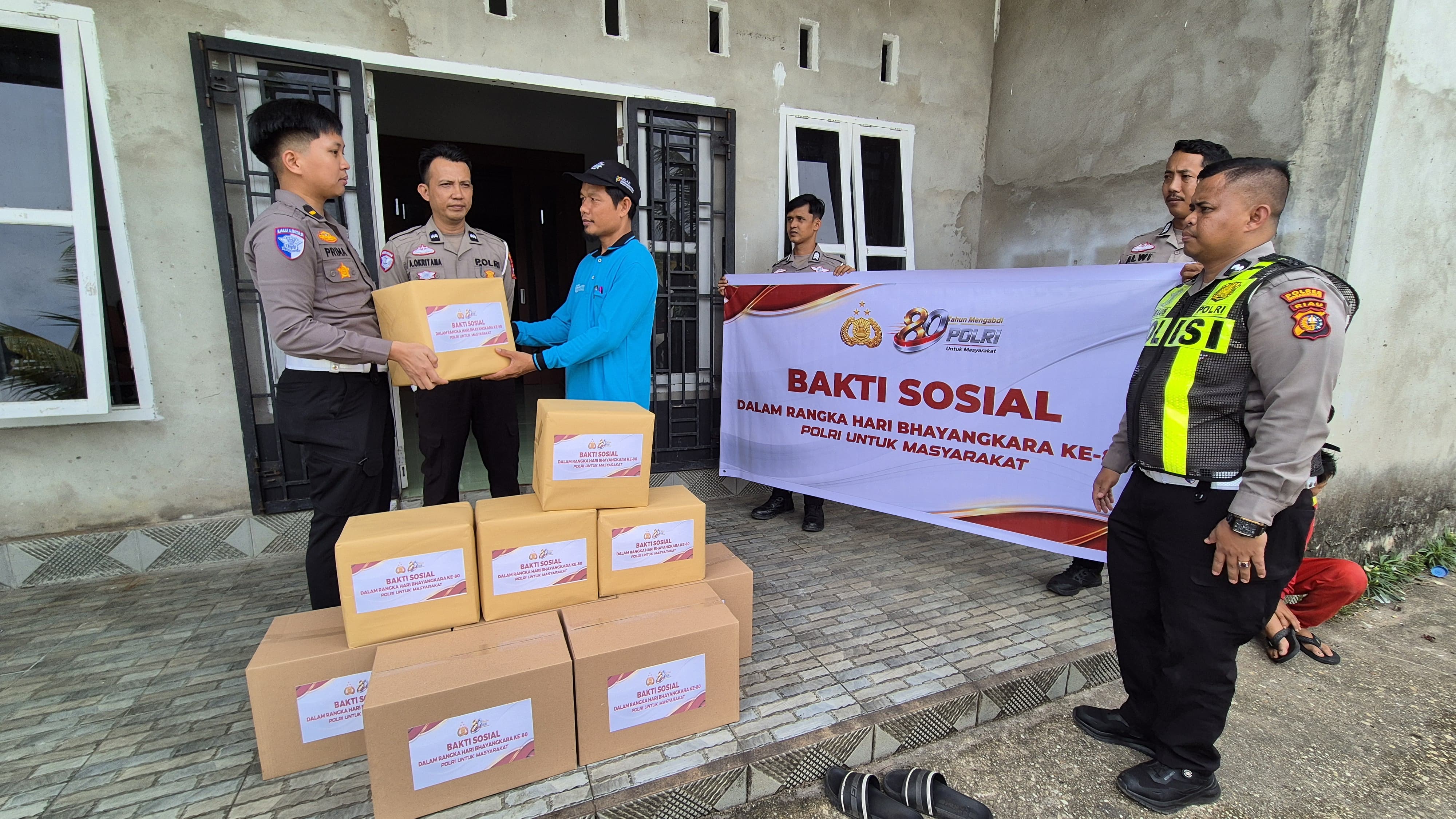 Polda Riau Distribusikan 2.312 Paket Bansos, Bedah Rumah dan Air Bersih, Wujud Nyata Kepedulian Polri untuk Masyarakat