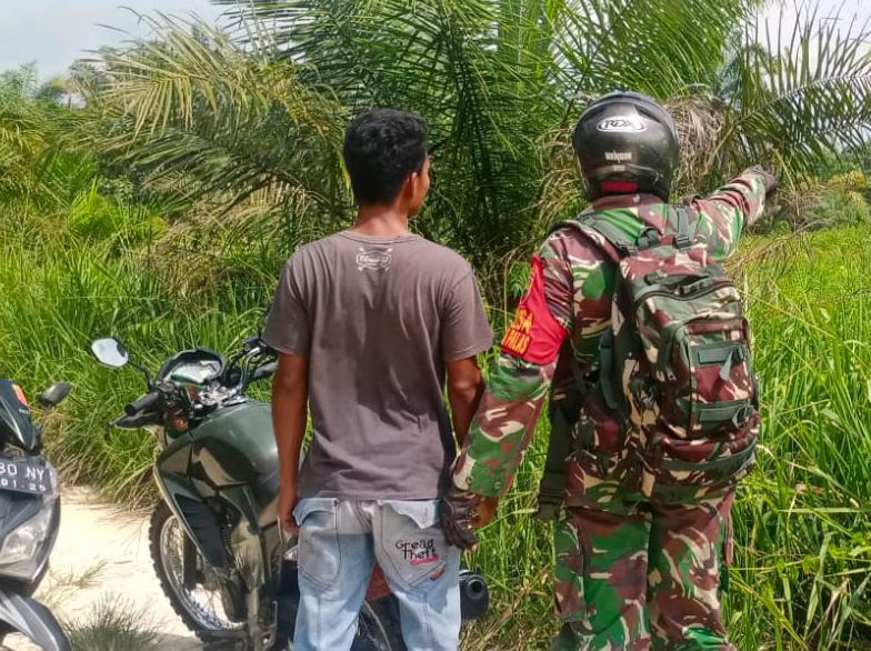 Babinsa Kodim 0301/PBR Sampaikan Himbauan Kepada Masyarakat Bahaya Karhutla