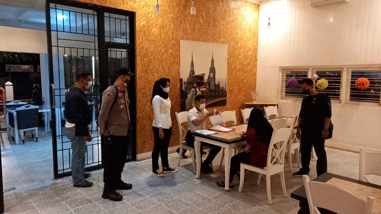 Polsek Limapuluh Polresta Pekanbaru Bersama Tim Satgas Gabungan Gelar Operasi Yustisi Guna Menekan Angka Penyebaran Covid-19