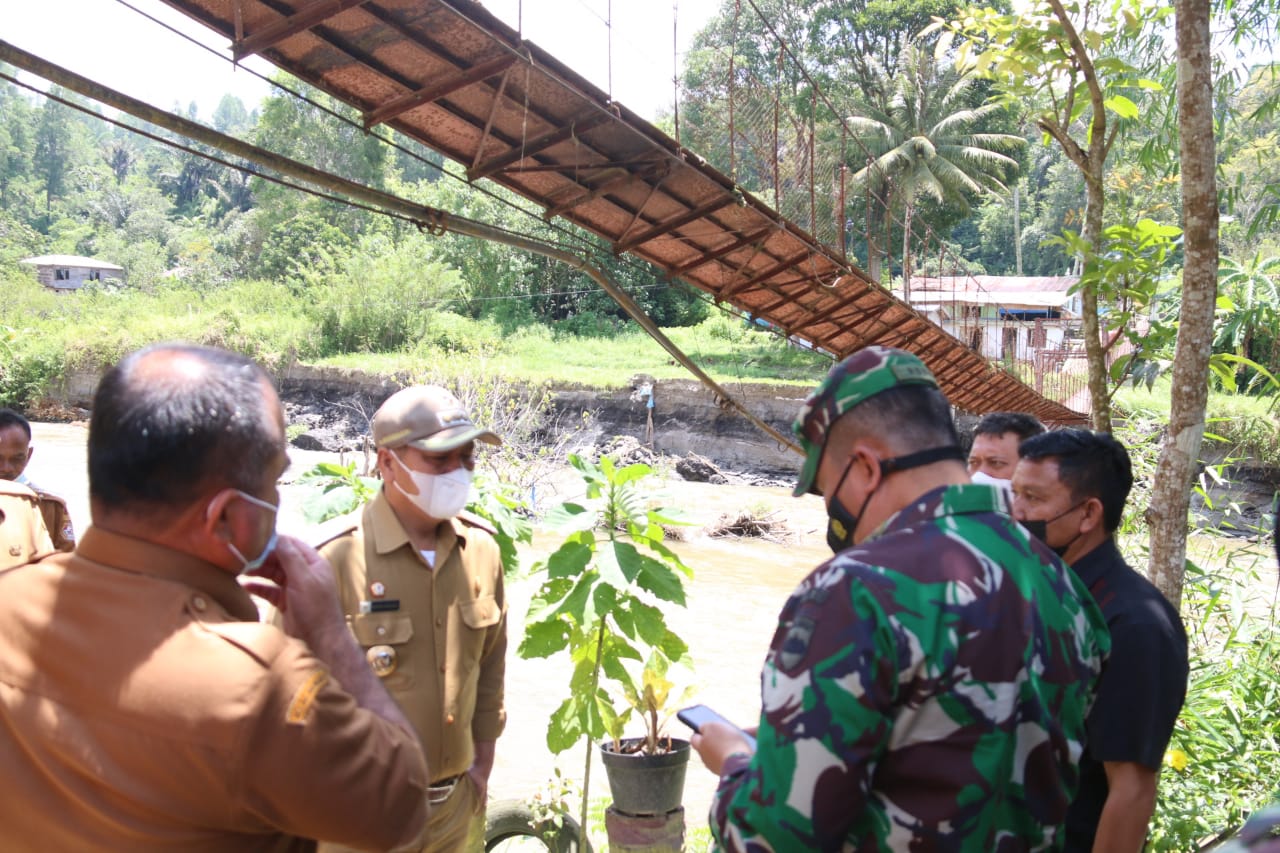 Bupati Taput Tinjau Kondisi Jembatan Sungai Yang Putus Akibat Banjir
