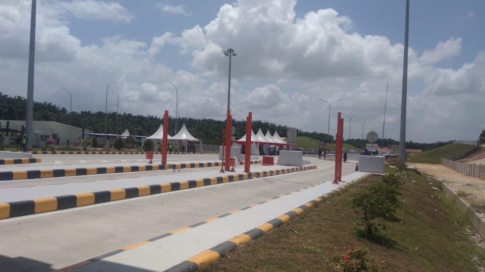 Gerbang Jalan Tol Pekanbaru - Dumai Dipersiapkan Menjelang Kedatangan Presiden Jokowi