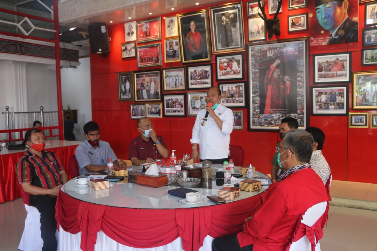 Bupati Taput Serahkan Beasiswa Bagi 641 Mahasiswa/i Berprestasi dari Taput 